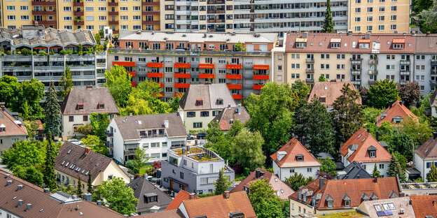 Blick über Häuserdächer in München Schwabing