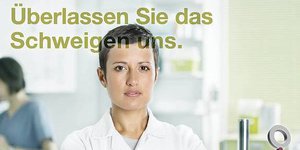 Eine Ärztin ist auf dem Plakat abgebildet, Text: „Überlassen Sie das Schweigen uns“
