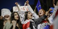 Frauen protestieren, sie tragen Europafahnen und die Fahnen Georgiens und recken die Fäuste