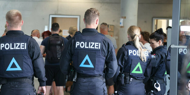 Polizeibeamte stehen vor dem Verhandlungssaal. Die vier Angeklagten sollen laut Anklage des Generalbundesanwalts die Eisenacher Neonazi-Kampfsportgruppe «Knockout 51» gegründet und dort Mitglieder gewesen sein.