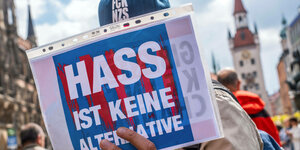 Hass ist keine Alternative: ein Demonstrant mit Schild bei einer Kundgebung gegen sich häufende Gewalt und Angriffe auf Politiker.
