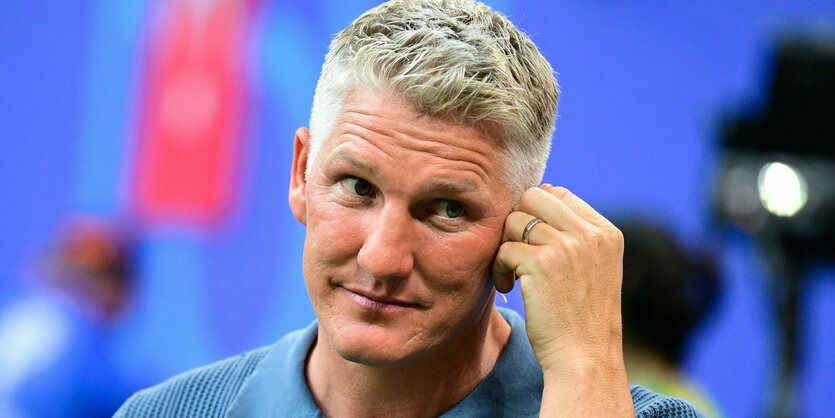 Bastian Schweinsteiger als ARD-Fußballexperte bei einem EM-Spiel im Stadion