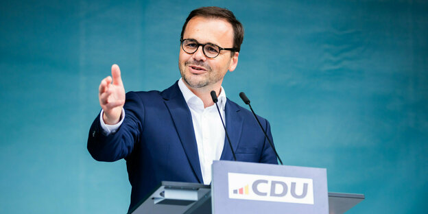 Jan Redmann, Landesvorsitzender der CDU Brandenburg, spricht bei einer Wahlkampfveranstaltung der CDU zur Kommunal- und Europawahl 2024 am Brandenburger Tor in Potsdam.