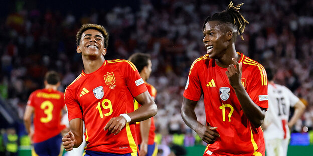 Zwei junge spanische Fußballspieler am lächeln und tanzen