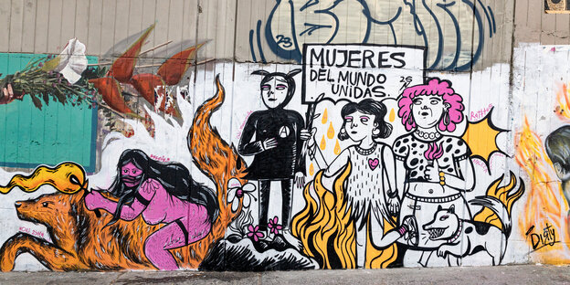 Wandgemälde mit Frauengestalten, eine nackte rosa Frau reitet auf einem Tier