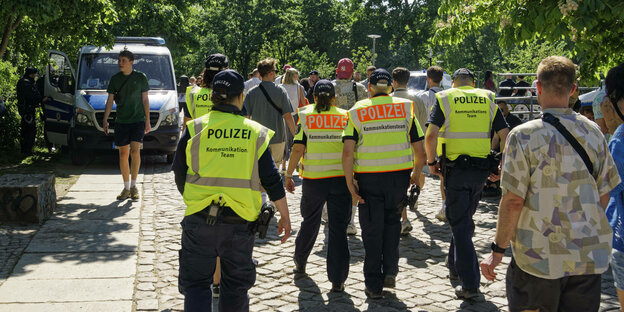 Eine Gruppe Polizisten im Görlitzer Park
