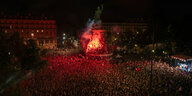 Dichte Menschenmenge in rotem Licht , Platz der Republik Paris