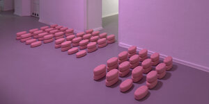 rosafarbene überdimensionierte Pillen liegen im Flur