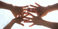 Hände von unterschiedlichen Personen