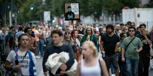 Über 10 000 Menschen protesteieren und tanzen bei dem „A100 wegbassen“-Demo-Rave der vom A100-Ausbau bedrohten Clubs gegen die Verlängerung der Stadtautobahn durch Friedrichshain. Berlin, 02.09.2023.