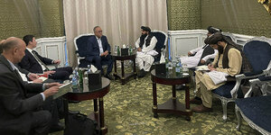 Taliban-Delegationsleiter Sabihullah Mudschahid am Sonntag im Gespräch mit dem Afghanistan-Gesandten des russischen Präsidenten