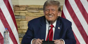 Donald Trump (Republikaner), ehemaliger Präsident der USA und US-Präsidentschaftsbewerber, lächelt während einer Wahlkampfveranstaltung in der 180 Church in Detroit.