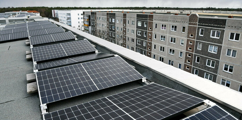 Dach mit Solarpanels