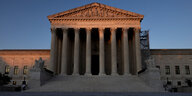 Gebäudefront mit Tempelgiebel und hohen Säulen, darauf der Schriftzug: „Equal Justice under Law“