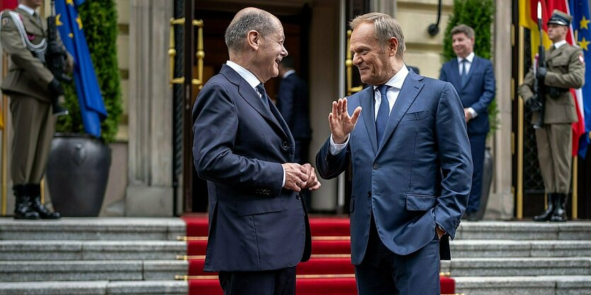 Bundeskanzler Olaf Scholz (SPD), verabschiedet sich von Donald Tusk, Ministerpräsident von Polen, nach der Pressekonferenz nach den deutsch-polnischen Regierungskonsultationen.