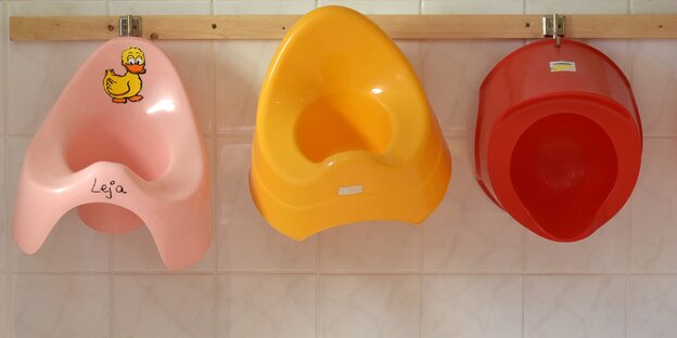 Drei Toilettentöpfchen für Kinder