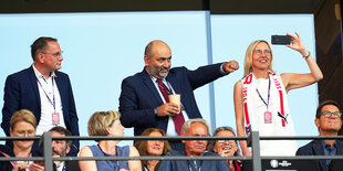 Tino Chrupalla und Omid Nouripour stehen vor Spielbeginn auf der Tribüne des Berliner Olympiastadions.