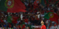 Cristiano Ronaldo vor der prtugiesischen Fankurve