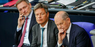 Christian Lindner (l-r, FDP), Bundesminister der Finanzen, Robert Habeck (Bündnis 90/Die Grünen), Bundesminister für Wirtschaft und Klimaschutz, und Bundeskanzler Olaf Scholz (SPD) nehmen an einer Sitzung des Bundestags teil.