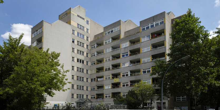 Blick auf ein Gebäude im Terassenbaustil am Hafenplatz in Berlin-Kreuzberg