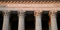 Schriftzug Equal Justice Under Law über den Säulen des Supreme Courts