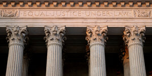 Schriftzug Equal Justice Under Law über den Säulen des Supreme Courts