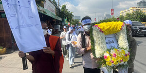 Ein kambodschanischer Umweltaktivist hält ein Plakat mit der Aufschrift "Gerechtigkeit ist tot", nachdem das kambodschanische Gericht das Urteil gegen Aktivisten der kambodschanischen Umweltgruppe Mother Nature wegen Verschwörung gegen die Regierung und Beleidigung des Königs verkündet hat, 2. Juli 2024 in Phnom Penh, Kambodscha.