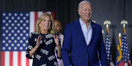 First Lady Jill Biden mit schwarzem Shirt mit weißer VOTE VOTE Schrift neben Joe Biden
