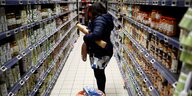 Eine Frau steht zwischen Regalen in einem Supermarkt im franzöischen La Verrie