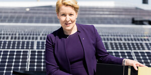 Das Bild zeigt Wirtschaftssenatorin Franziska Giffey (SPD) vor Sonnenpanelen
