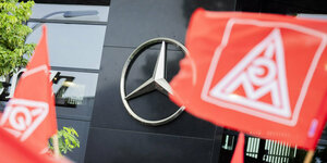 Protestbanner von der IG Metall vor der Mercedes-Benz Zentrale