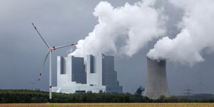 Das Braunkohlekraftwerk am RWE Braunkohletagebau Garzweiler in Nordrhein-Westfalen