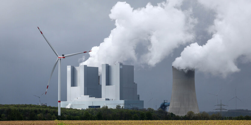 Das Braunkohlekraftwerk am RWE Braunkohletagebau Garzweiler in Nordrhein-Westfalen