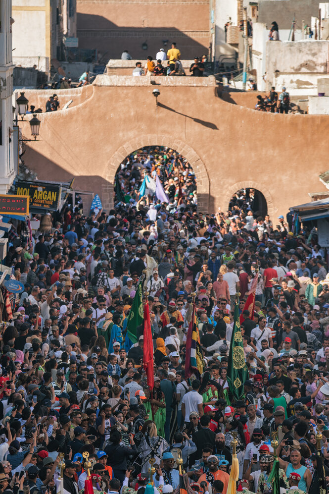 Blick von oben auf die Menschenmassen bei der Parade