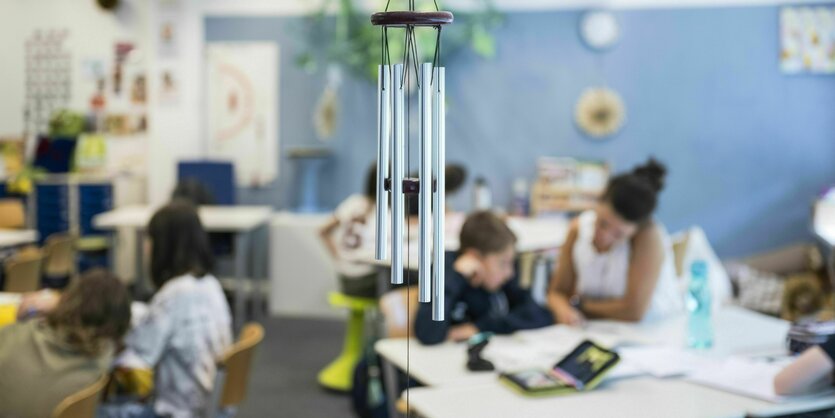 Blick in das Klasenzimmer, die Schärfe des Fotos liegt auf dem Windspiel