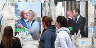 Karikierende Poster zeigen Marin Le Pen und Bardella, die Eric Conti küssen