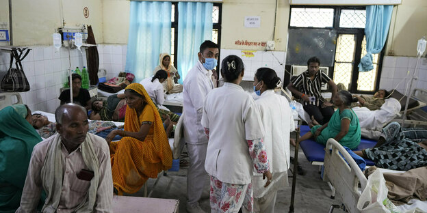 Versorgung von Verletzten im Hathras-Distriktkrankenhaus: Ärzte stehen stehen zwischen Betten mit Verletzten