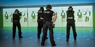 Polizeischüler bei einer Schießübung in der Raumschießanlage in der Berliner Polizeiakademie.