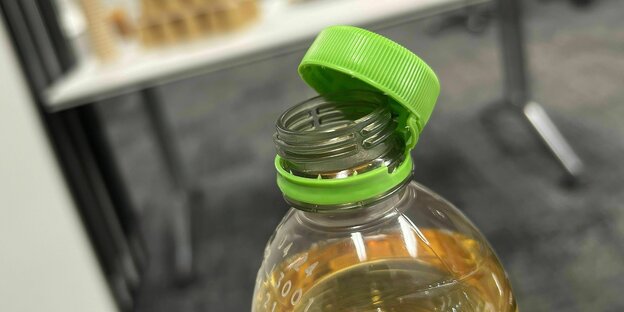 Plastikflasche mit grünem Verschluss, der sich nicht abmachen lässt