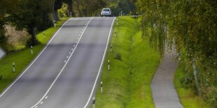 Landstraße mit Auto