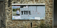 Wahlplakate, von denen einige mit Graffiti mit der Aufschrift „Bardella, wir wollen dich nicht“ unkenntlich gemacht wurden, sind an einer Hausmauer zu sehen