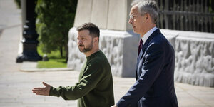 Präsident Selenskyj und Nato-Chef Stoltenberg laufen gemeinsam einen Weg entlang