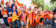 Eine Gruppe orange gekleideter Menschen in Feierlaune