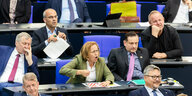 AfD Fraktion im Bundestag, in der Mitte sitzt Beatrix von Stroch und ruft sichtlich empört ins Plenum