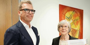 Oma Bettina Kern und Bank-Vorstand Carsten Jung