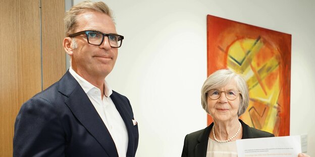 Oma Bettina Kern und Bank-Vorstand Carsten Jung