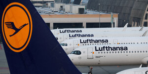 Ein Lufthansa-Flügel vor vier Maschinen der Lufthansa