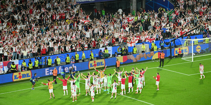 Die georgische Fußballmannschaft steht im Stadion vor der Fankurve