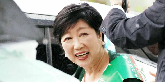 Die Gouverneurin von Tokio, Yuriko Koike, lächelt bei ihrer Ankunft bei einem Wahlkampf für die Gouverneurswahlen in Tokio