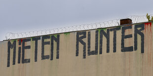 Berliner Hausfassade mit der Aufschrift "Mieten runter".